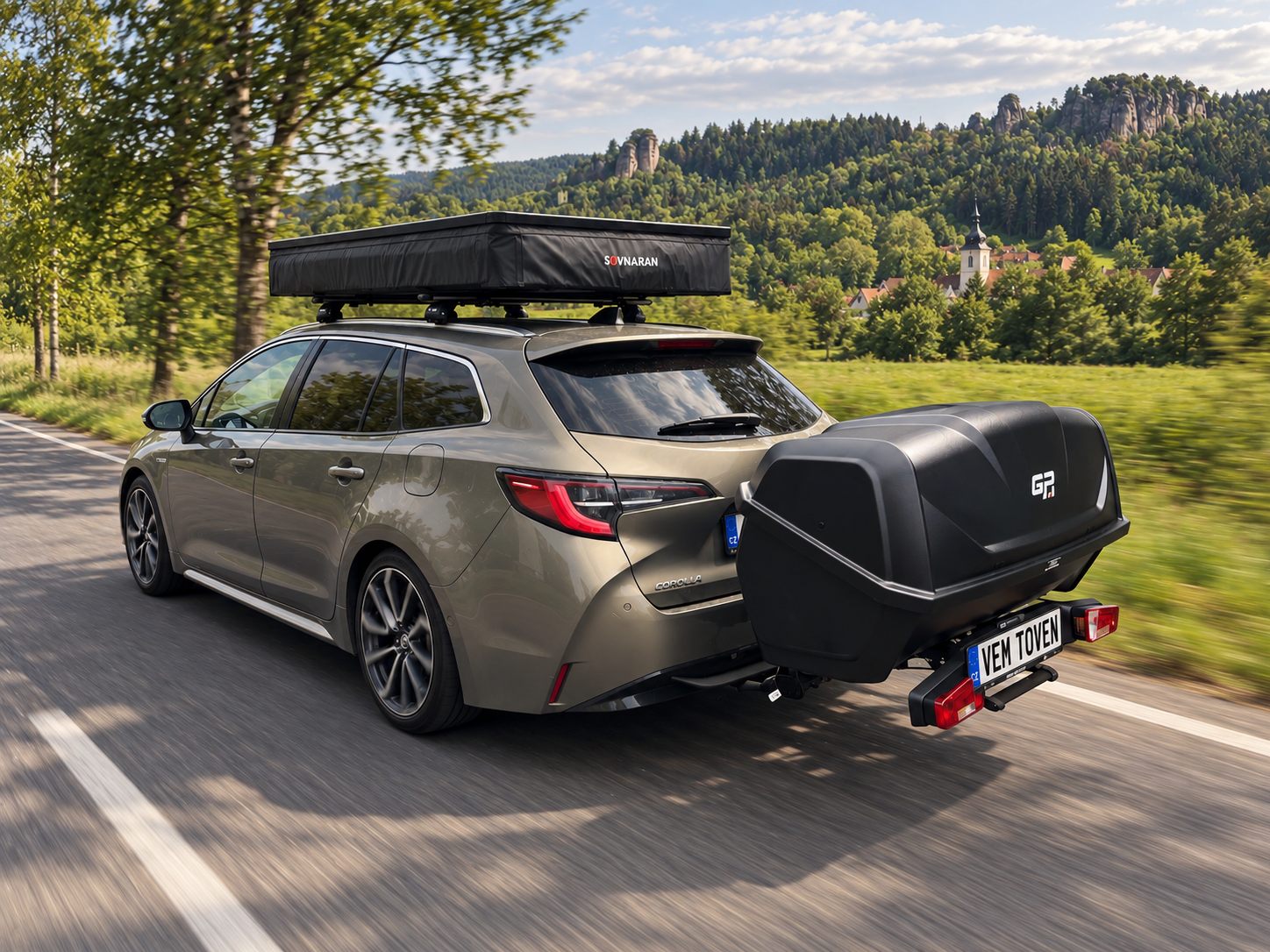 Toyota Corolla se střešním stanem a boxem GP Calypso na tažném zařízení