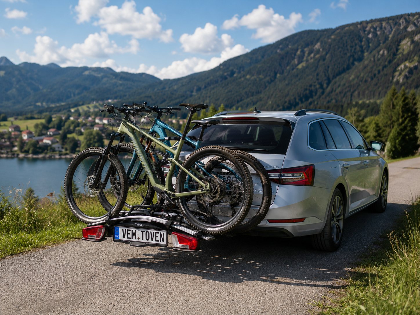 Cyklonosič Thule VeloCompact se čtyřmi koly na autě