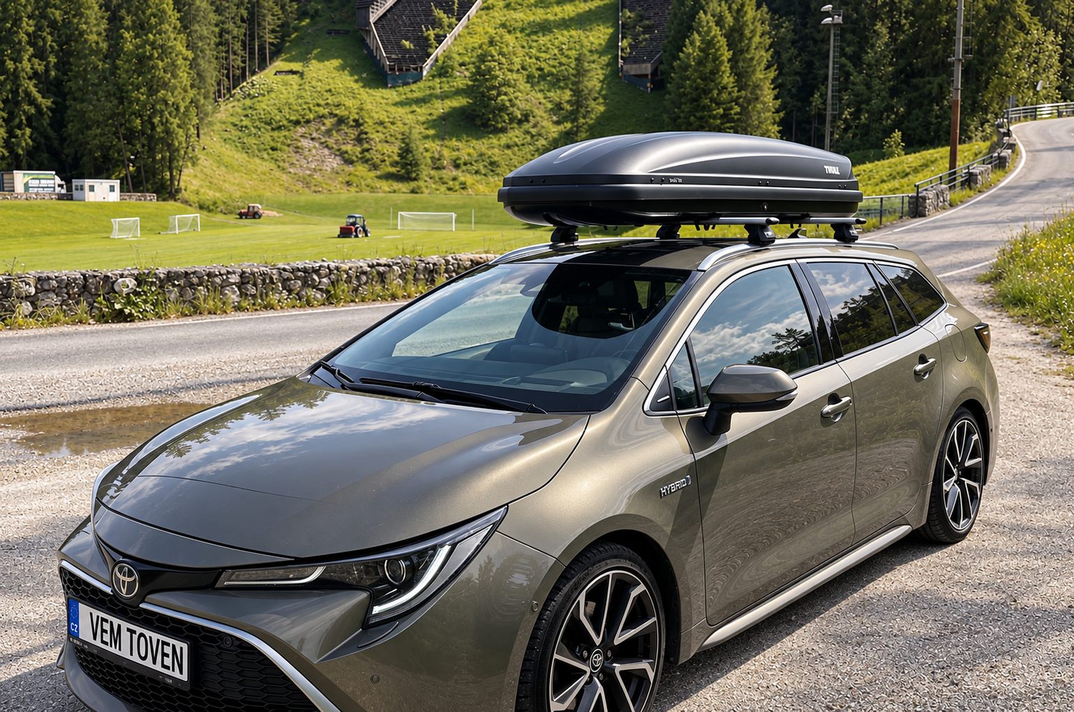 Střešní box Thule Pacific na Toyotě Corolla