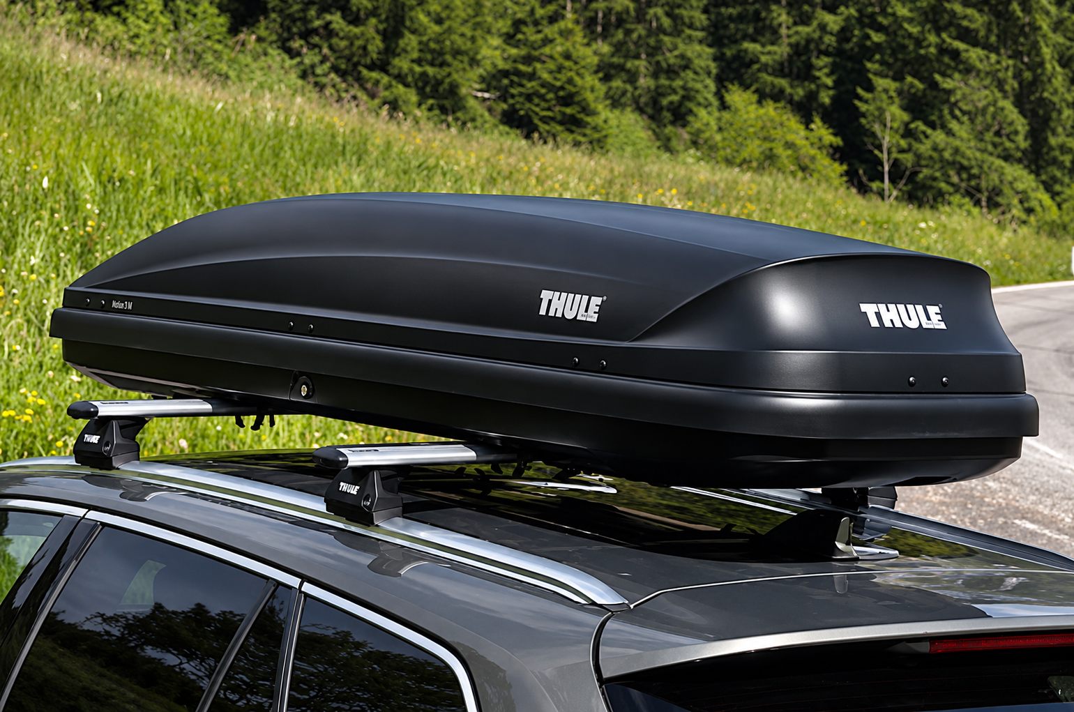 Detail uchycení Fast-Grip střešního boxu Thule na příčnících